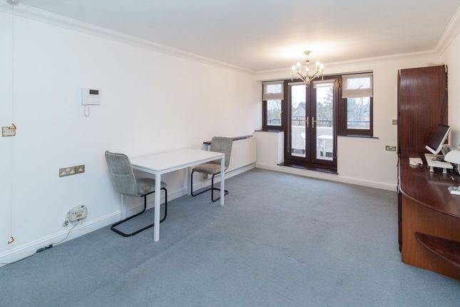 14 Eaton Court, Edgware photo 4