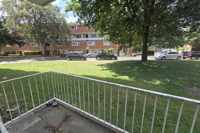 Flat 2, Hilsea Point, Wanborough Drive, London photo 3