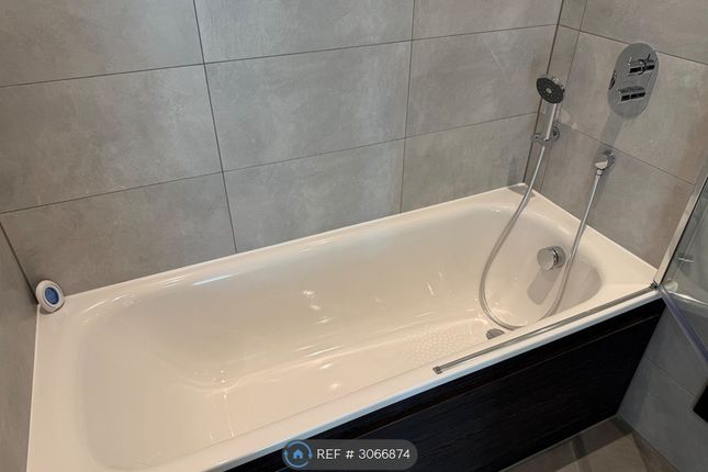 Flat, Collett Mansions Kings Hill, Barking photo 5