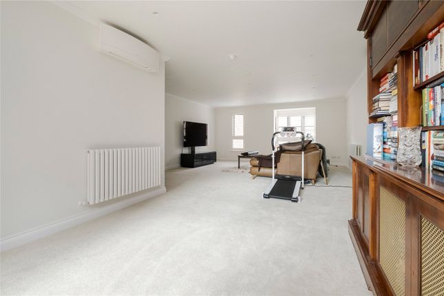 Terraced house for sale in Windsor Way, London