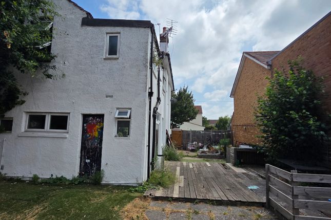 24, South Road, Hampton photo 4