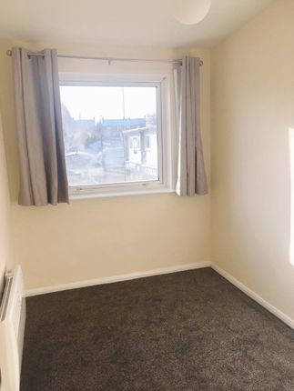32A, The Parade, Reading Road, Yateley photo 5