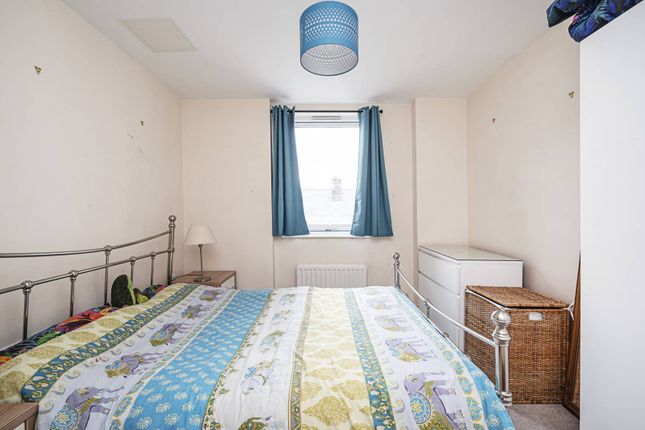 Flat to rent in Southwold Road, Clapton, London