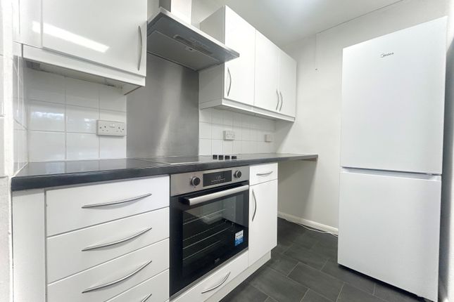 42 Worcester Road, Sutton photo 2