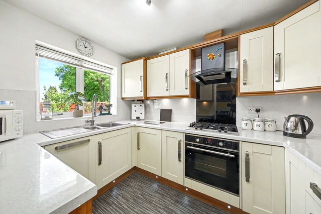 6, Pewit Close, Chesterfield photo 3