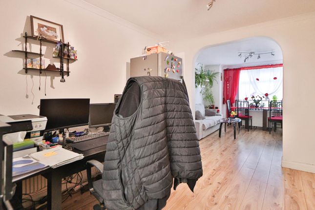 23, Peel Way, Uxbridge photo 5