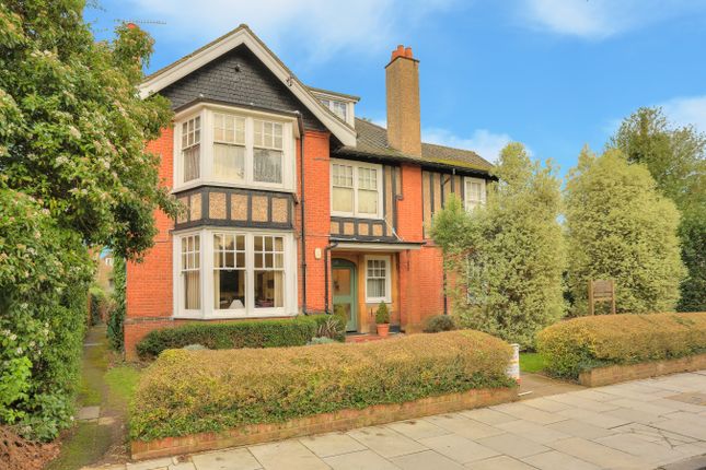 Flat to rent in Hall Place Gardens, St Albans, Herts