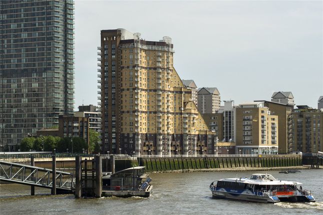 Flat to rent in Cascades Tower, 4 Westferry Road, London