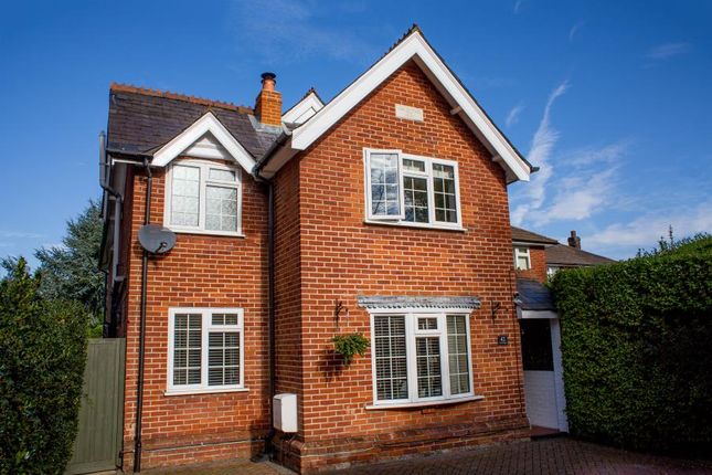 Thumbnail Detached house to rent in Broadway, Knaphill, Woking