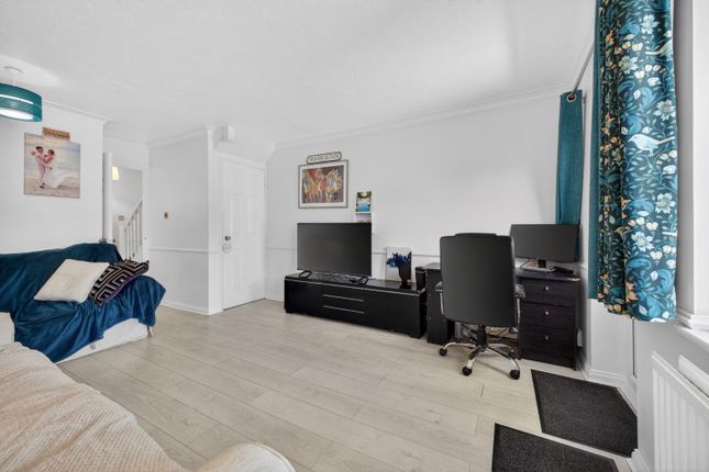 27 Conifer Walk, Stevenage, Hertfordshire photo 4