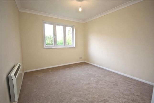 Maisonette to rent in Hallington Close, Horsell, Woking