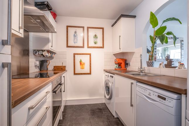 Flat 8, Times Court, 24 Ravensbury Road, London photo 2