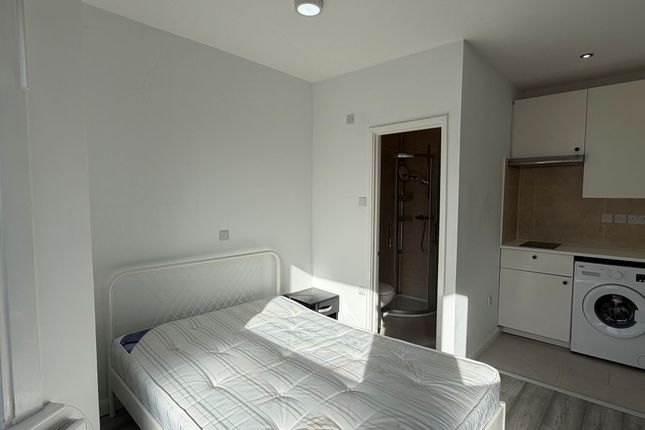 Flat 8, Melrose Avenue, London photo 4