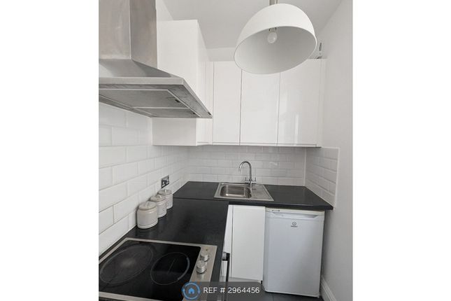 Flat B, Kingsland Road, London photo 2
