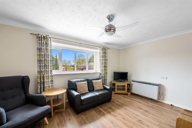 Flat for sale in Westcombe Lodge Drive, Hayes