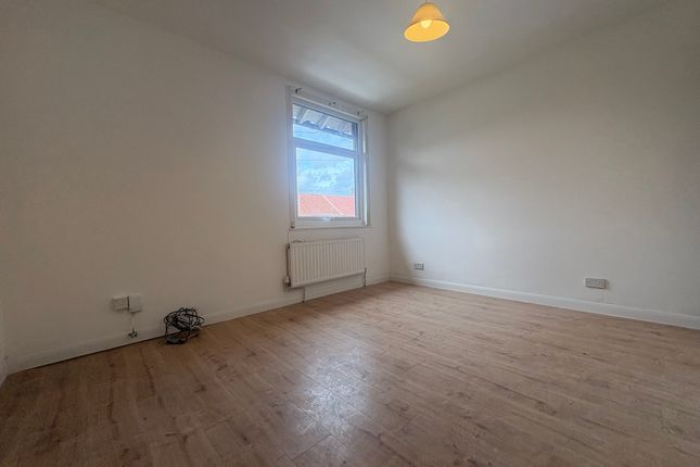 14, Bedwell Road, London photo 3