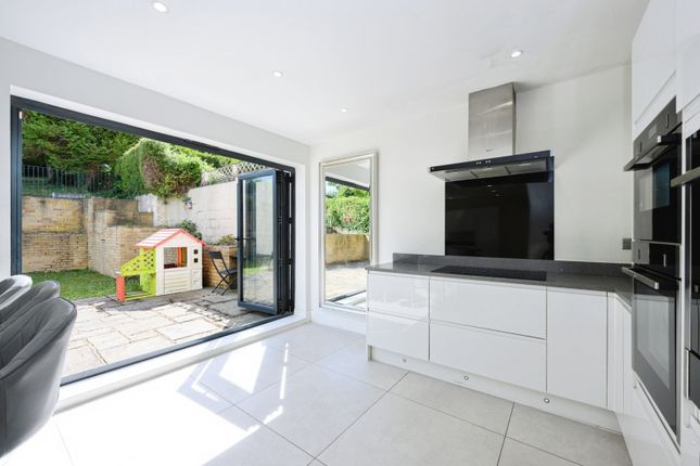 8, Byron Avenue, Coulsdon photo 3