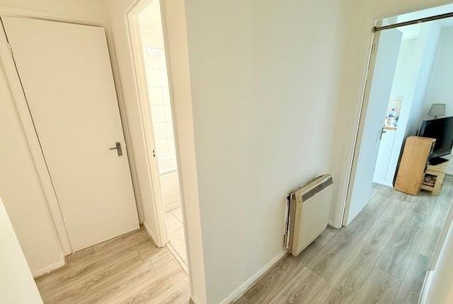 31, Mandeville Court, London photo 2