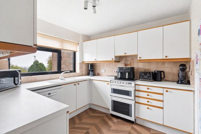 14 Catsey Woods, Bushey photo 3