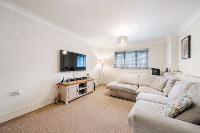 Flat to rent in London Road, Merstham