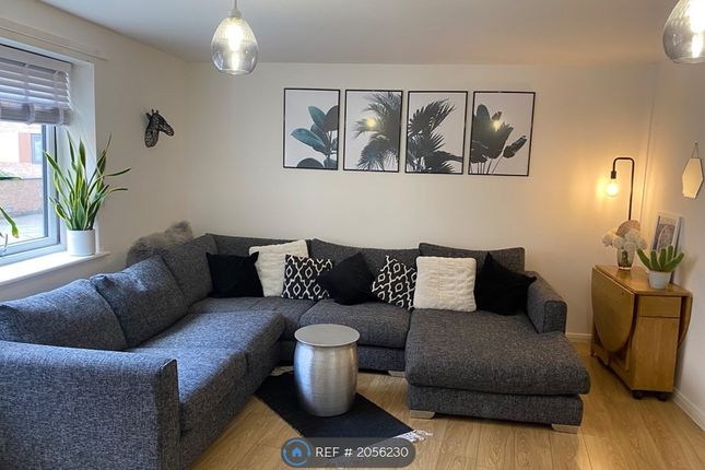 Flat to rent in Orchard Court, London