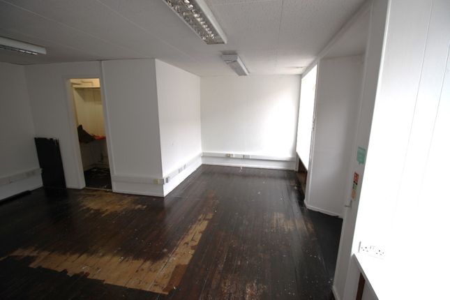 Commercial property to let in Murray Street, Montrose