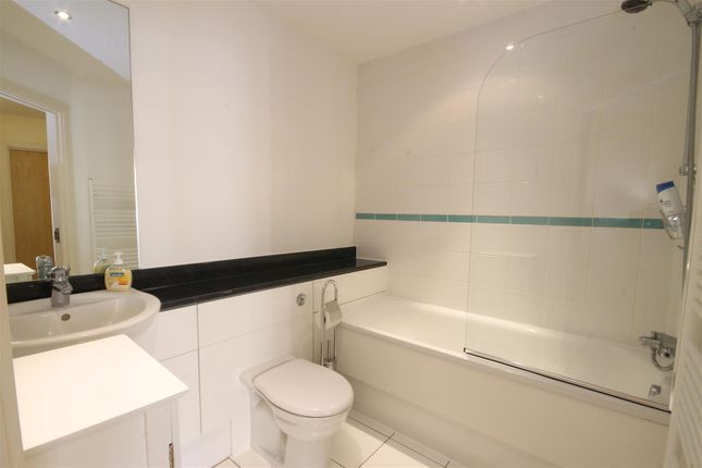 2 Lime Court, Garlands Road, Leatherhead photo 4