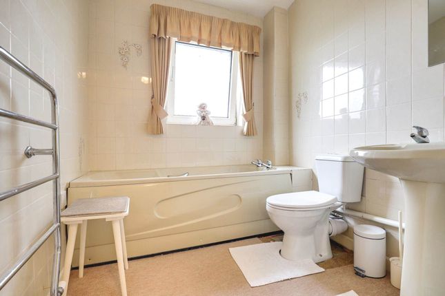 Flat for sale in The Cloisters, Caversham Heights, Reading