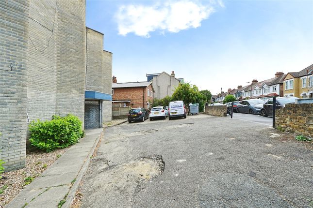 Flat 11,, Penceat Court, London photo 4