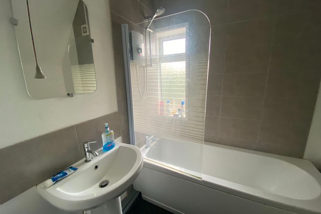 Room to rent in Room 1, The Crescent, Woodlands, Doncaster