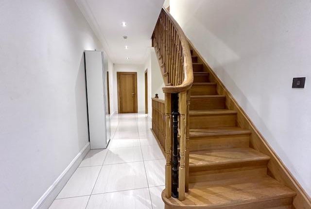 4, Sandalwood Close, Barnet photo 3