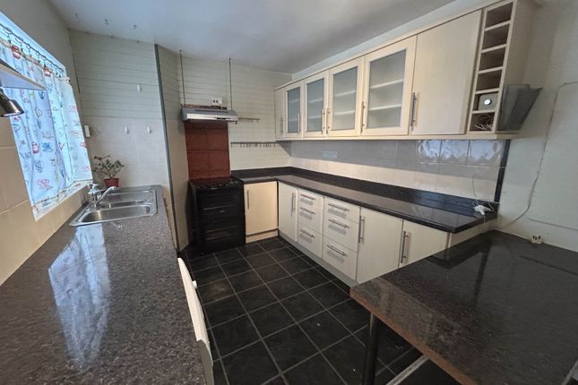 32, Kensington Avenue, Oldham photo 3
