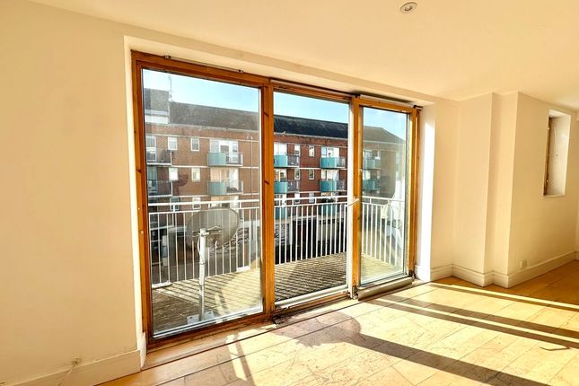 28, The Oaks Square, Epsom photo 5