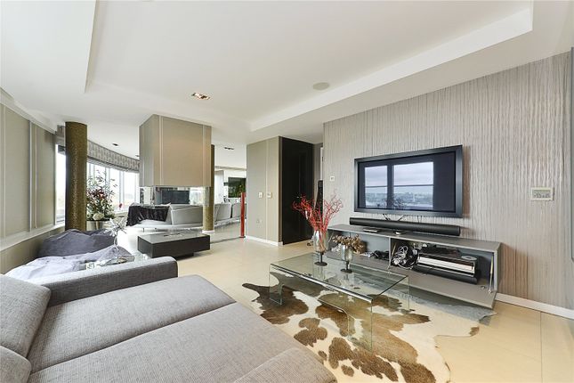 Thumbnail Flat to rent in New Providence Wharf, 1 Fairmont Avenue, London