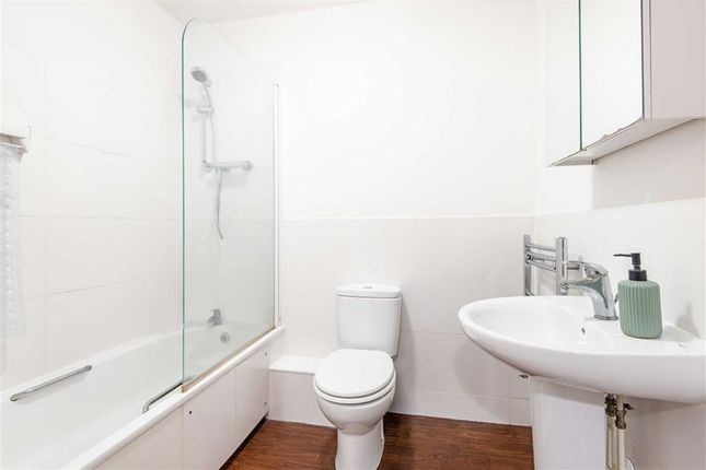 Flat for sale in Cambridge Crescent, London