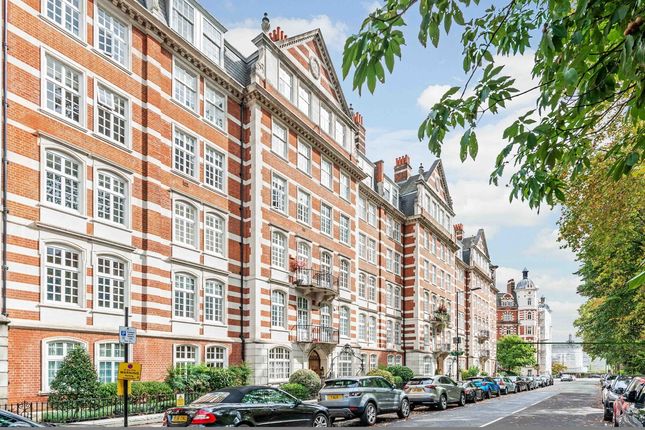 Flat to rent in St. Johns Wood High Street, London