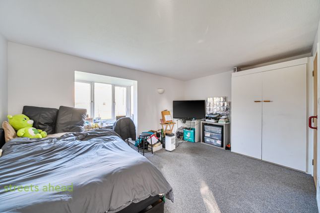 2, Redgrave Close, Croydon photo 3
