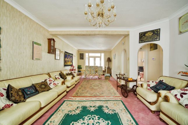24, Queen Elizabeths Drive, London photo 3