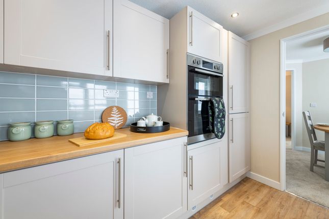 61, Rose Park, Ottershaw photo 4
