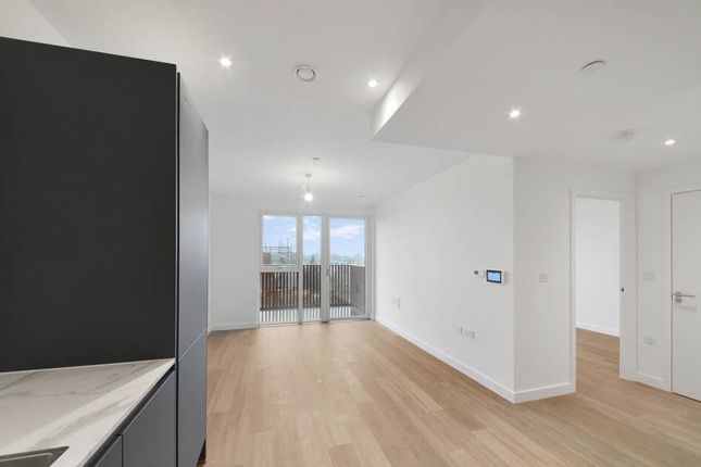 1-bed flat on Emerald House, Acton, £2,700/mo