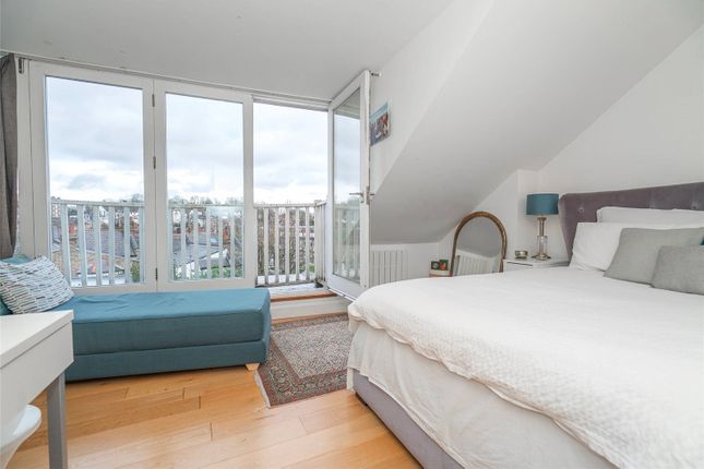 Flat for sale in Linden Road, London