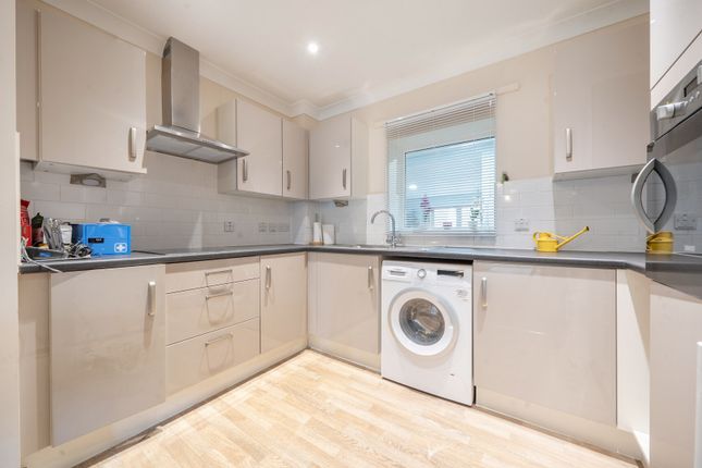 39,, Fernleigh, Witney photo 3