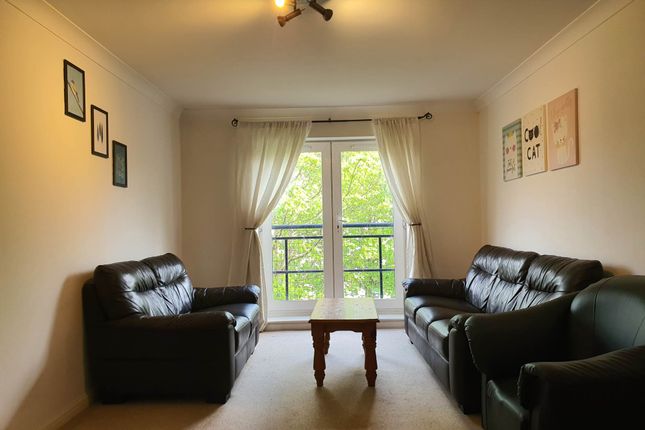 Flat to rent in Aveley House, Reading