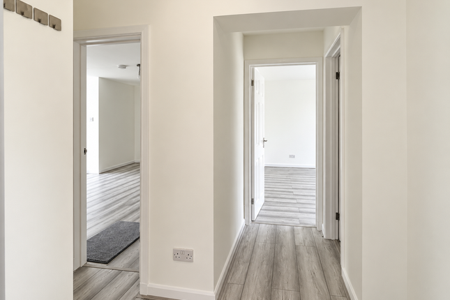 28 Dagnall Park, Selhurst Park photo 5