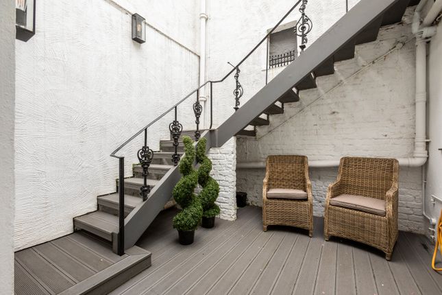 81A,, Queen's Gate Mews, South Kensington, London photo 2