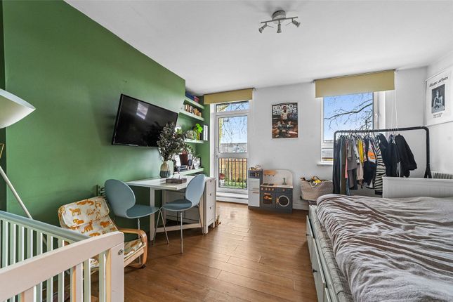 Studio flat on 15, Belford House, Hackney, £270,000