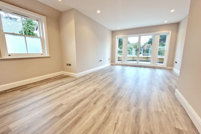 Flat to rent in Camlet Way, Barnet