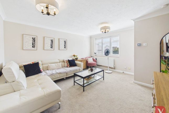 9, Whitwell Close, Luton photo 2