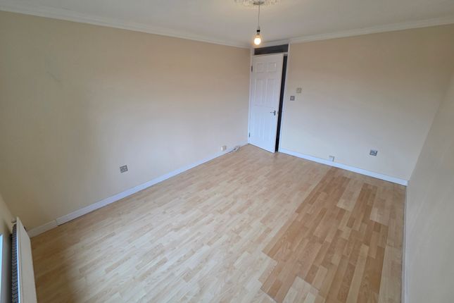 74, Luton photo 2