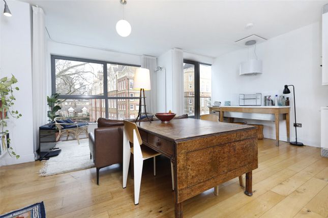 Flat for sale in Bowling Green Lane, London